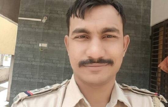  এরপর পার্মার সুরাতে বদলি হয়ে গেলেও, ওই মহিলার সঙ্গে তাঁর যোগাযোগ থেকে যায়। তারপরই দেব প্রকাশের স্ত্রীকে সুরাতের কামরেজে নিয়ে আসেন ওই এসআই। 