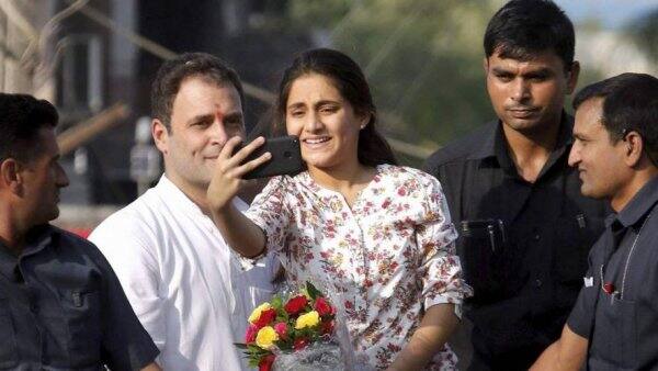 এর আগে গুজরাতে বিধানসভা নির্বাচনের প্রচার চলাকালীনও এক ছাত্রী রাহুলের গাড়িতে উঠে পড়ে তাঁর সঙ্গে সেলফি তোলেন