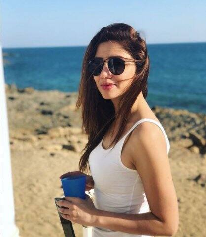 তিনি ওই বারেই প্রথম কোনও বিতর্কে জড়িয়েছিলেন বলেও জানিয়েছেন মাহিরা। 