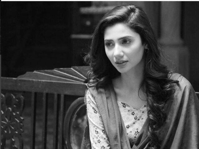 উল্লেখ্য, গত বছরের সেপ্টেম্বরে নিউইয়র্কে রণবীরের সঙ্গে মাহিরার এই ছবি ঘিরে বিতর্ক ছড়ায়। রইস সিনেমার মাধ্যমে বলিউডে অভিষেক ঘটেছে তাঁর। 