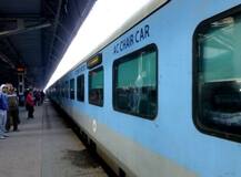 ট্রেনযাত্রীদের জন্য সুখবর, কমতে পারে শতাব্দীর ভাড়া