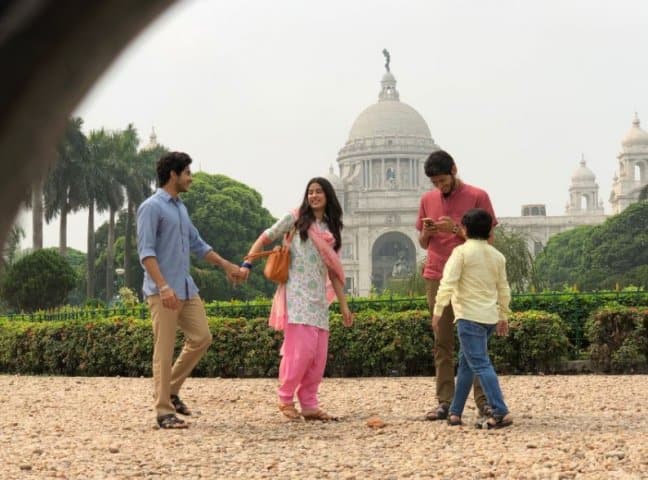 সঙ্গে রয়েছেন ছবিতে তাঁর সহ-অভিনেতা ঈশান খট্টর