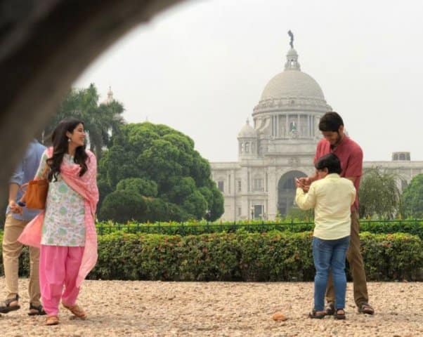 আজ জাহ্নবী এবং ঈশান গিয়েছিলেন ভিক্টোরিয়া মেমোরিয়ালে। ছবির শ্যুটিং করতে
