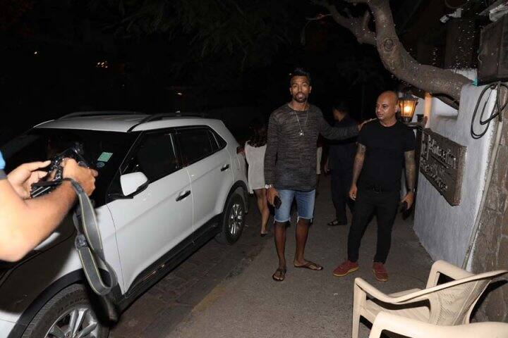 হার্দিককে ক্যামেরার সামনে পোজ দিতে দেখা গেলেও এলি তা করেননি।