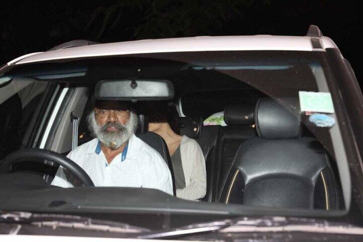 সোজা গাড়িতে গিয়ে বসেন এলি। ক্যামেরার নজর এড়ানোর চেষ্টা করলেন তিনি। (Photos: Manav Mangalani)