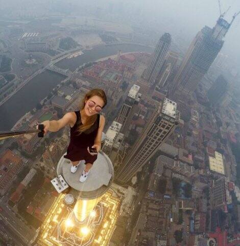 ছবিগুলিতে তাঁকে মস্কো, হংকং ও চিনের বহুতল ও পাহাড়ি এলাকায় সেলফি তুলতে দেখা যাচ্ছে।