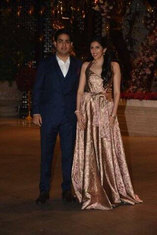 এর আগে সকালে আজ সপরিবারে মুম্বইয়ের সিদ্ধিবিনায়ক মন্দিরে যান আকাশ ও শ্লোকা। 