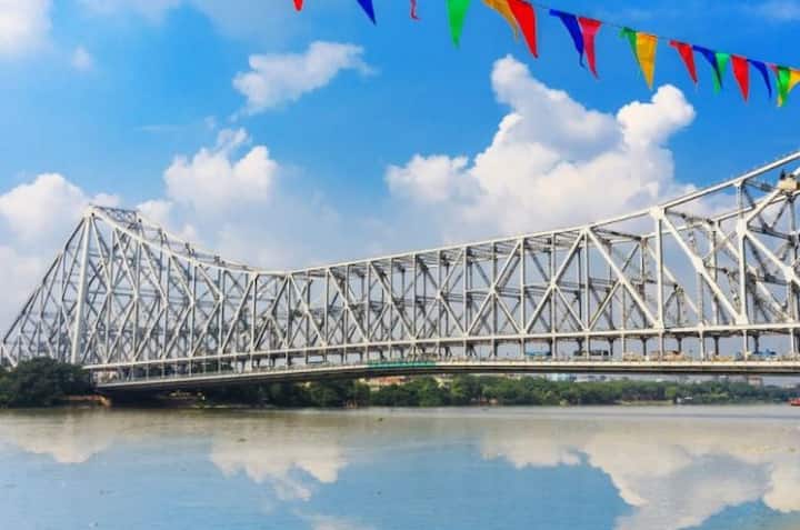 ষষ্ঠস্থানে ভারতের অন্য একটি ভাষা বাংলা। কোনও একটি রাজ্য বা দেশে নয়, সমগ্র বিশ্বে বাংলাকে প্রাথমিক ভাষা হিসেবে ব্যবহার করেন ২৪২ মিলিয়ন মানুষ।