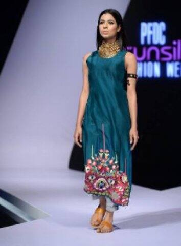 পাকিস্তানের পঞ্জাব বিশ্ববিদ্যালয় থেকে সাংবাদিকতায় স্নাতক হয়েছেন মারভিকা। তিনি এক সাক্ষাৎকারে বলেছেন, ‘আমি দেশকে দেখিয়ে দিতে চাই, আমরাও মানুষ। আমরাও সমাজে আলাদা জায়গা করে নিতে পারি।’