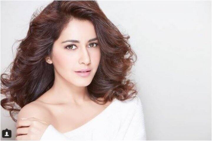 ভারতীয় ক্রিকেট টিমের আর এক সদস্য হার্দিক পাণ্ড্য ডেট করছেন মডেল-অভিনেত্রী এলি আবরামের সঙ্গে। 