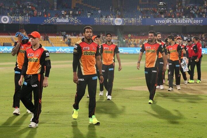 তাঁর পরিবর্তে দলে কোনও খেলোয়াড়কে নেওয়া হবে, তা নিয়েও এখনও চূড়ান্ত সিদ্ধান্ত সানরাইজার্স নিতে পারেনি বলে খবর। তবে দুই বিদেশী ব্যাটসম্যানকে চিহ্বিত করা হয়েছে। তাঁরা হলেন নিউজিল্যান্ডের মার্টিন গুপ্তিল এবং বাংলাদেশের বাঁহাতি ব্যাটসম্যান তামিম ইকবাল।