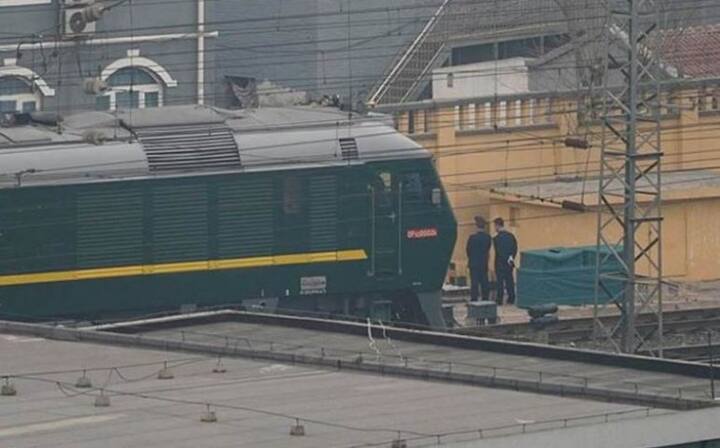 কিম জঙ উনের বাবা কিম জঙ ইলের সফরের ক্ষেত্রেও একই কথা প্রযোজ্য ছিল। ২০০৩-এ চিন পৌঁছনোর কয়েকদিন পর তাঁর সফর সম্পর্কে জানানো হয়েছিল। এভাবেই ২০০৯-এ যখন তিনি রাশিয়া গিয়েছিলেন, তখন ছবি তোলার ওপরও নিষেধাজ্ঞা জারি হয়েছিল।