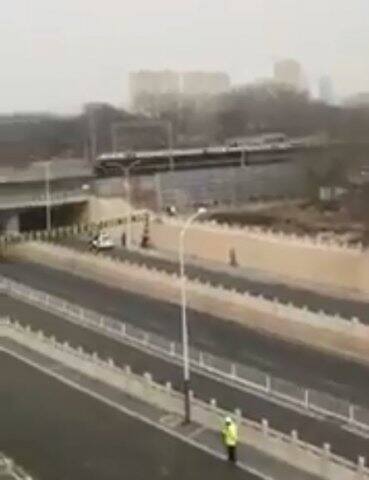 কিম জঙ চারদিনের সফরে চিন এসেছেন। স্ত্রী রি সোল জু-কে সঙ্গে নিয়ে তিনি এসেছেন এবং চিনের প্রেসিডেন্ট শি জিনপিংয়ের সঙ্গে বৈঠক করেছেন। তিনি চিনের প্রেসিডেন্টকে উত্তর কোরিয়া সফরেরও আমন্ত্রণ জানিয়েছেন।