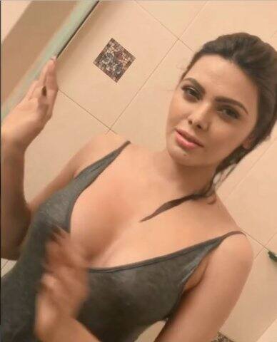 বিগ বস সিজন ৩-এ ছিলেন শার্লিন। তাঁর আসল নাম মোনা চোপড়া। তিনি হায়দরাবাদের বাসিন্দা।
