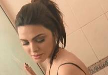 স্নান করার ভিডিও শেয়ার করে হইচই ফেলে দিলেন শার্লিন...