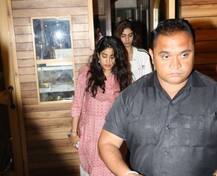 বন্ধুদের সঙ্গে সময় কাটিয়ে জাহ্নবী ভোলার চেষ্টা করছেন মায়ের বিচ্ছেদ যন্ত্রণা