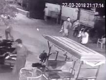 ইলাহাবাদে প্রকাশ্যে দু হাতে পিস্তল নিয়ে হামলা অপরাধীর