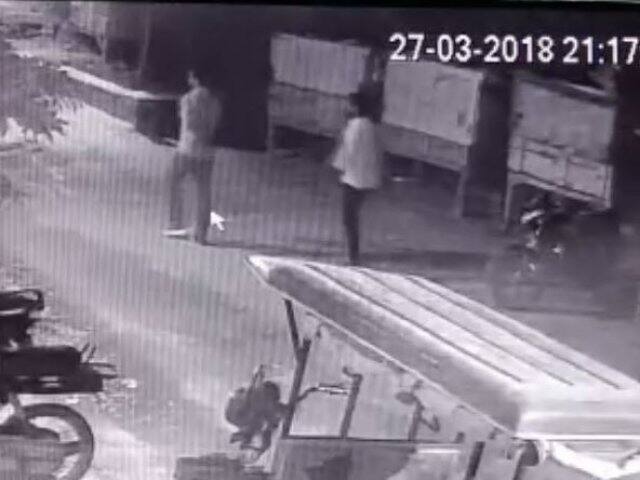 দুদিন আগের ঘটনা এটি। এই ঘটনার থেকে বোঝা যাচ্ছে উত্তরপ্রদেশে আইন-শৃঙ্খলা ব্যবস্থা একেবারেই তলানিতে ঠেকেছে। শুধু গোলাগুলি চালানো নয়, গুন্ডাগিরিও করতে দেখা গিয়েছে ওই অপরাধীকে 