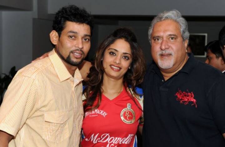 এরইমধ্যে তৃতীয় বিয়ে পিঙ্কির সঙ্গে করতে চলেছেন মাল্য। যাঁকে বিয়ে করতে চলেছেন সেই পিঙ্কি কিংফিসার এয়ারলাইন্সের এয়ারহোস্টেস ছিলেন। ২০১১ সালে মাল্যর সঙ্গে তাঁর আলাপ। 