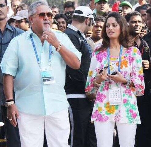 সংবাদমাধ্যমে প্রকাশিত খবর অনুযায়ী, গত তিন বছর ধরে পিঙ্কি মাল্যর ছায়াসঙ্গিনী। দুজনকে সম্পর্কে বর্ষপূর্তির উত্সবও পালন করতে দেখা গিয়েছে। 