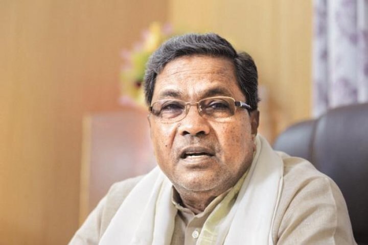 Karnataka: BJP accuses CM Siddaramaiah of violating code of conduct by 'bribing openly', lodges complaint সিদ্দারামাইয়ার বিরুদ্ধে বিধি ভেঙে ভোটারদের টাকা দেওয়ার অভিযোগ বিজেপি-র