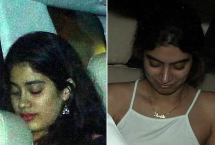 বলিউডের সদ্যপ্রয়াত অভিনেত্রী শ্রীদেবীর দুই কন্যা খুশি ও জাহ্নবি কপূর সিনেমা পরিচালক সঞ্জয়লীলা বনশালির বাড়িতে গিয়েছিলেন। বনশালীর বাড়ি থেকে বেরোনোর সময় দুই বোনের ছবি ক্যামেরায় ধরা পড়েছে। (ছবি মানব মঙ্গলানি)