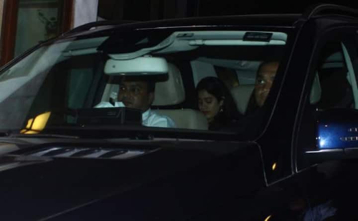 কয়েকদিন আগেই কলকাতায় ধড়ক সিনেমার শ্যুটিং সেরে মুম্বই ফিরেছেন জাহ্নবি। (ছবি মানব মঙ্গলানি)