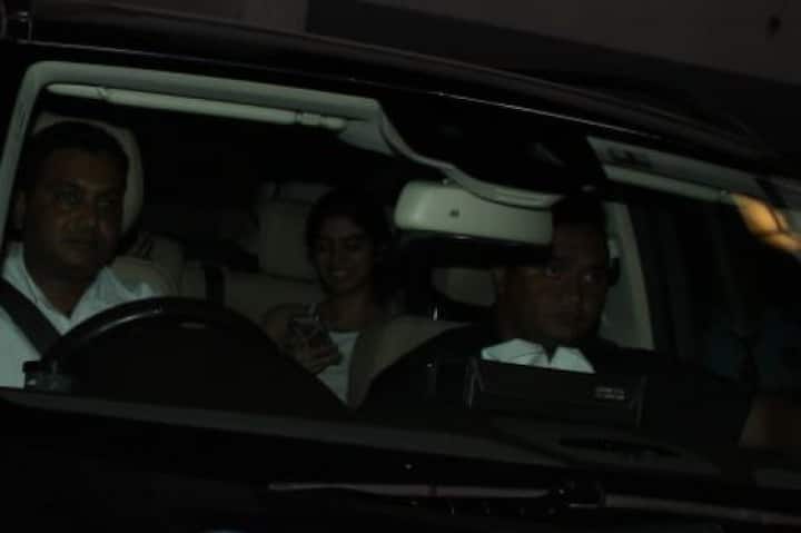 মায়ের মৃত্যুর পর দুই বোনকে প্রায়শই একসঙ্গে দেখা যায়। (ছবি মানব মঙ্গলানি)