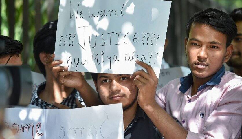 CBSE re-exam: Students protest at board office; Javadekar says no confusion সিবিএসই বিতর্ক: বোর্ড অফিসে বিক্ষোভ পড়ুয়াদের, ফের পরীক্ষা নিয়ে কোনও ধোঁয়াশা নেই, দাবি মন্ত্রীর