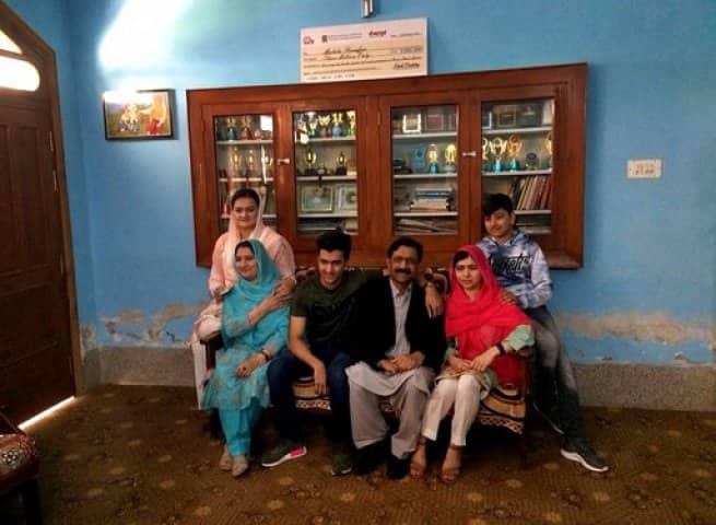 মালালার সঙ্গে ছিলেন পাকিস্তানের জনৈক মন্ত্রী মরিয়ম ঔরঙ্গজেব। ছোটবেলার বন্ধু ও শিক্ষিকাদের সঙ্গে দেখা হয়েছে তাঁর। জানা গিয়েছে, পুরনো পরিচিতদের সঙ্গে সাক্ষাতের পর আবেগে কেঁদে ফেলেন মালালা।