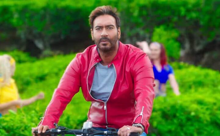 তাঁর আসল নাম বিশাল দেবগণ, নিজে নাম পাল্টে করেন অজয়। বাড়ির লোক তাঁকে ডাকেন রাজু বলে।