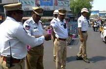 প্রচণ্ড গরম থেকে বাঁচতে ট্রাফিক পুলিশকে বাটার মিল্ক খাওয়ানো হল হায়দরাবাদে