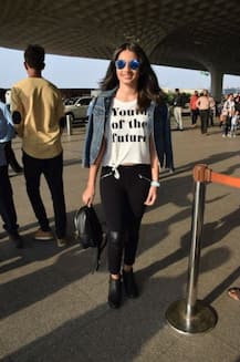 বলুনতো কোন বলিউড তারকার কন্যা ইনি, সাধারণত অভিনেত্রী মায়ের সঙ্গে দেখা যায় না তাঁকে