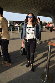 বলুনতো কোন বলিউড তারকার কন্যা ইনি, সাধারণত অভিনেত্রী মায়ের সঙ্গে দেখা যায় না তাঁকে