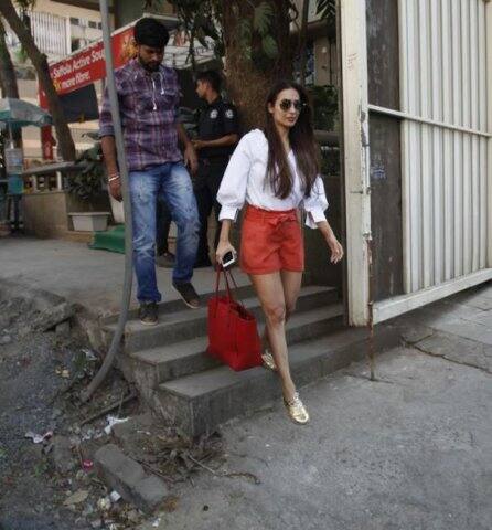  ১৯৯৮-এ সলমন খানের ভাই আরবাজের সঙ্গে বিয়ে হয় মালাইকার। ১৮ বছর সেই সম্পর্ক টিকে থাকে।২০১৬-য় দুজনে পৃথক হওয়ার সিদ্ধান্ত নেন। এখন যে যার মতো রয়েছেন।