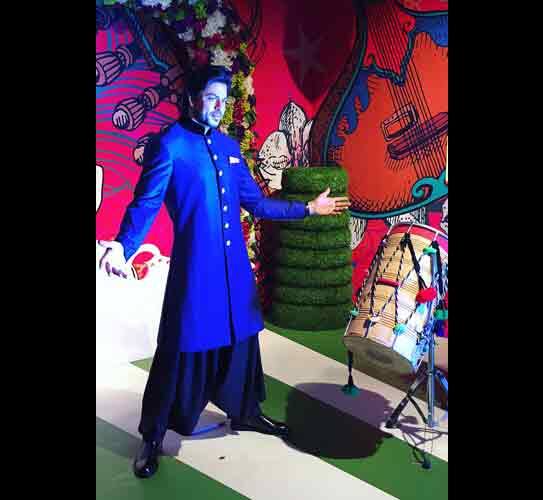 নতুন মূর্তিটি কিং খানের সিগনেচার পোজে দেওয়া।