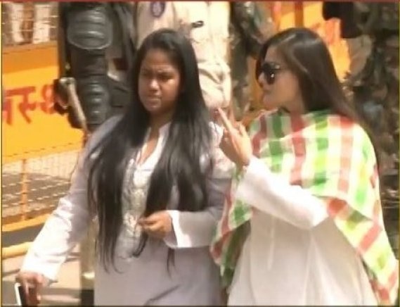 salman khan convicted, sister alvira cries in courtroom  আদালতে সলমন দোষী সাব্যস্ত হওয়ার পর কেঁদে ফেললেন বোন আলভিরা