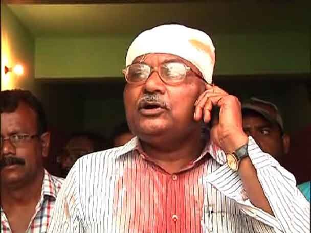 Panchayat Polls: Clash between CPM and TMC at Nalhati, former left MP Ramchandra Dom injured পঞ্চায়েতের মনোনয়ন ঘিরে রণক্ষেত্র বীরভূমের নলহাটি, তৃণমূল-সিপিএম সংঘর্ষে মাথা ফাটল প্রাক্তন সাংসদ রামচন্দ্র ডোমের