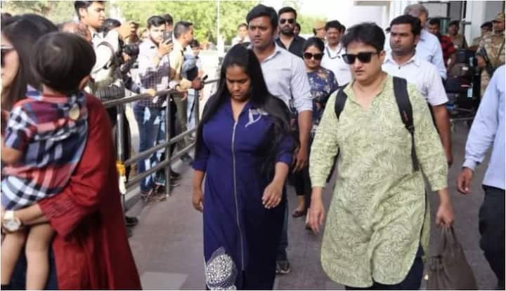 তাঁর পাশে ছিলেন দুই বোন অর্পিতা ও আলভিরা। তাঁরাও সলমনের সঙ্গেই গতকাল জোধপুরে আসেন। 