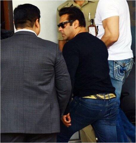 ১৯৯৮ সালে সলমন, সইফ আলি খান, তব্বু, নীলম ও সোনালি বেন্দ্রে হম সাথ সাথ হ্যায় সিনেমার শ্যুটিং করতে এসেছিলেন। এই সময়ই তাঁদের বিরুদ্ধে কৃষ্ণসার হরিণ শিকারের অভিযোগ উঠেছিল। ২০ বছর পর এই মামলায় রায় বেরোল। সলমন ছাড়া বাকি অভিযুক্তরা রেহাই পেয়েছেন। 