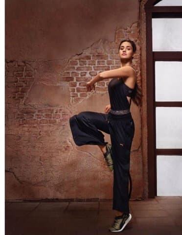 ‘এমএস ধোনি: অ্যান আনটোল্ড স্টোরি’-র মাধ্যমে বলিউডে অভিষেক ঘটে দিশা পটানির। অভিনয়ের সুবাদে আলোচনার মধ্যে থেকেছেন তিনি। টাইগার শ্রফের সঙ্গে তাঁর সম্পর্ক যথেষ্ট ভাল।