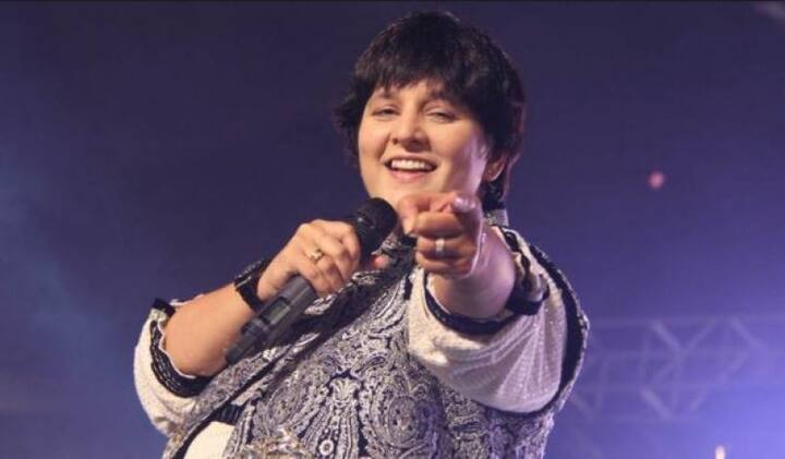 বছরের পর বছর ধরে প্রত্যেক ডান্ডিয়া-গরবায় রাজ করেছেন ডান্ডিয়া কুইন ফাল্গুনী পাঠকের সুরেলা কণ্ঠের লক্ষ লক্ষ ভক্ত রয়েছে। নিজের গানে কণ্ঠের ঝঙ্কার ও সুরের মেলবন্ধনে না কেবল শ্রোতাদের হৃদয় জিতেছেন, তিনি বাধ্য করেছেন মানুষকে বছরের পর বছর ধরে সেই দুর্ধর্ষ গান শুনতে। এতটাই গভীরত্ব ছিল তাঁর গানে।