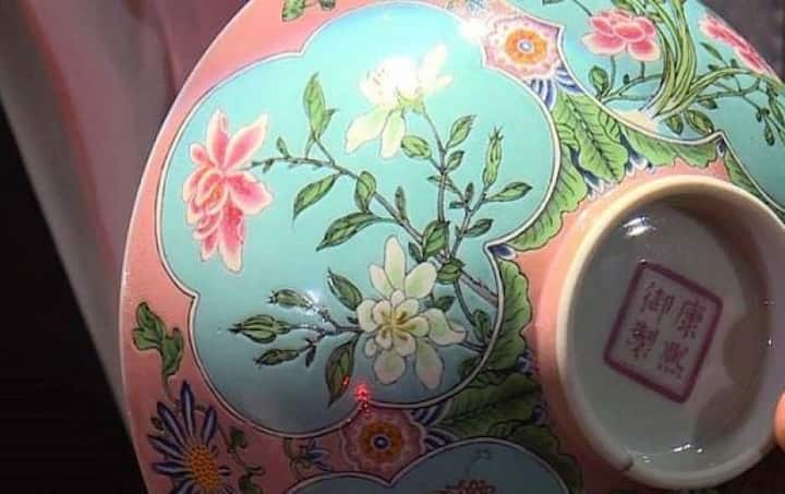 পেয়ালার গায়ে যে ফুলের নকশা রয়েছে তা ড্যাফোডিল ফুলের মতো। এ ধরনের নকশা সাধারণত চিনে মাটিতে তৈরি বাসনে দেখা যায় না। 