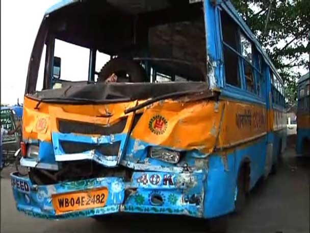break failed, Bus driver uses common sense to avoid accident বাসের ব্রেক ফেল, দমদম পার্কে চালকের উপস্থিত বুদ্ধিতে বড় দুর্ঘটনা থেকে রক্ষা যাত্রীদের