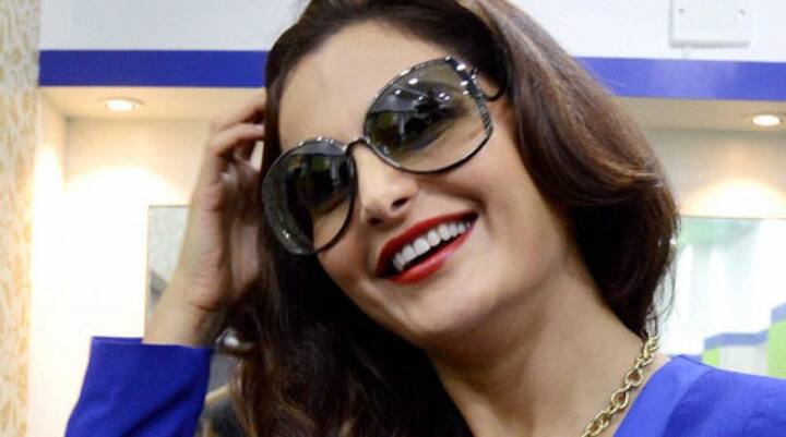 জাল পাসপোর্ট রাখার কারণে আন্ডারওয়ার্ল্ড ডন আবু সালেমের সঙ্গে গ্রেফতার হন অভিনেত্রী মণিকা বেদী। জেলে ২ বছর কাটাতে হয় তাঁকে। 