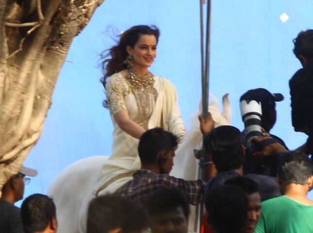 ঝাঁসির রানি লক্ষ্মীবাইয়ের ভূমিকায় অভিনয় করছেন কঙ্গনা। তাঁকে রানির মতোই সাজে ঘোড়ায় চড়তে দেখা গিয়েছে