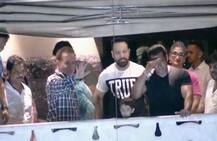 ছবিতে দেখুন-মুম্বইয়ে ঘরে ফিরেই অনুরাগীদের দেখা দিলেন, ব্যালকনি থেকে হাত নাড়িয়ে অভিনন্দন