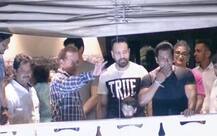 ছবিতে দেখুন-মুম্বইয়ে ঘরে ফিরেই অনুরাগীদের দেখা দিলেন, ব্যালকনি থেকে হাত নাড়িয়ে অভিনন্দন