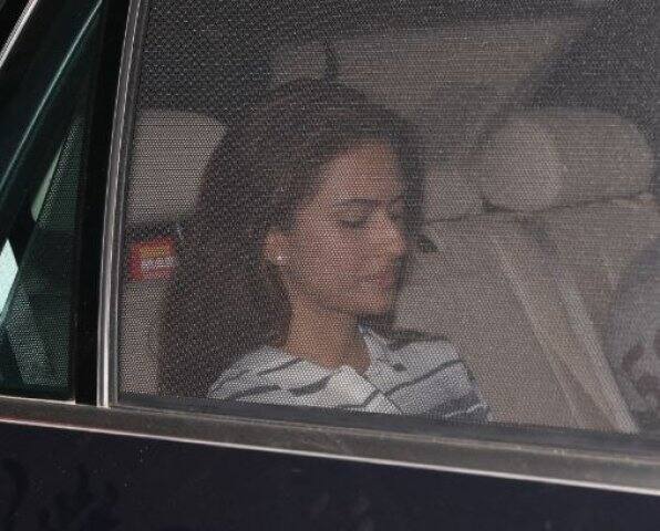 তাঁদের ধন্যবাদ জানাতে বারান্দায় এসে দাঁড়ান সলমন। সঙ্গে ছিল ছোট্ট ভাগ্নে আহিল, বাবা, মা ও দেহরক্ষী শেরা। (সব ছবি: মানব মঙ্গলানি) 