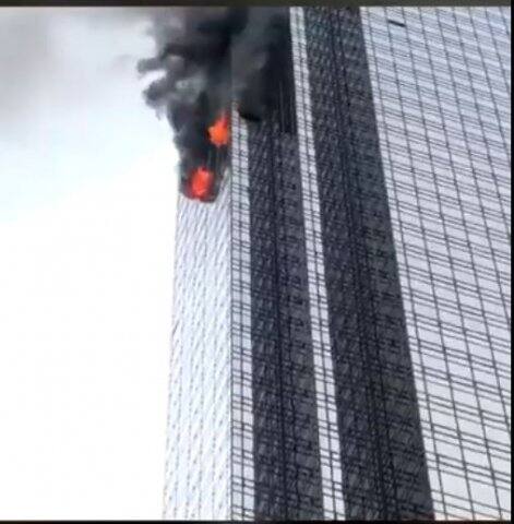 নিউ ইয়র্কের ফিফথ অ্যাভেনিউয়ের ট্রাম্প টাওয়ারে দমকলের গাড়ি আসতে দেখা যাচ্ছে। 